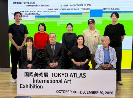 国際美術展「TOKYO ATLAS」のアーティスティック・ディレクターを務める建畠晢さん(前列左から2人目)と出展作家ら=1日午後、東京都内