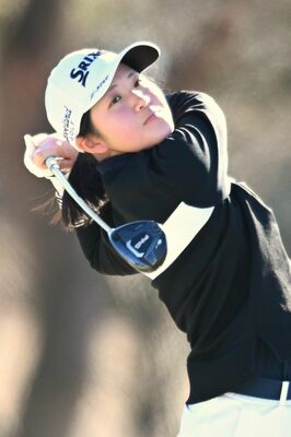 高校女子 1アンダーで大会3連覇を果たした松枝(文星女)=県民ゴルフ場1番