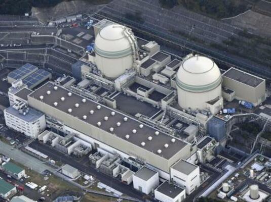 　関西電力高浜原発３号機。右は４号機＝２０２２年１２月、福井県高浜町