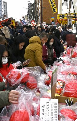 縁起物を求める人でにぎわった初市＝１１日午後１時４０分、宇都宮市大通り５丁目