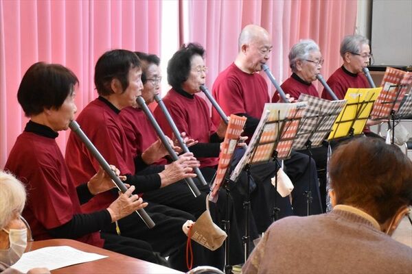 発足10周年を記念し演奏を披露した尺八クラブのメンバーら