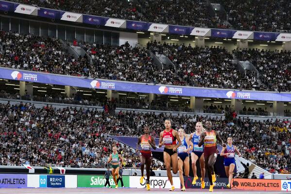 世界陸上最終日でスタンドを埋める大勢の観客=9月21日、国立競技場
