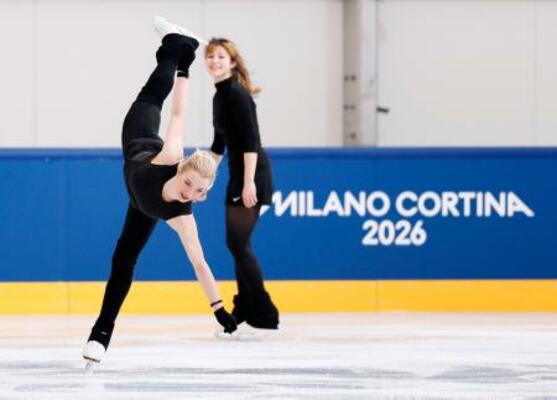 サブリンクで調整するアンバー・グレン(左)とアリサ・リュウ=ミラノ(共同)