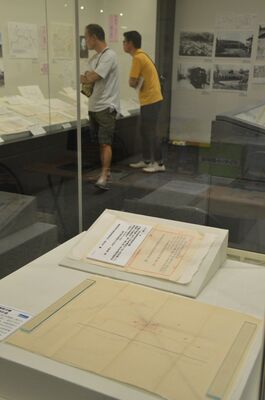 「下野中川停車場取付道路設計図」（手前）など貴重な史料が展示されている