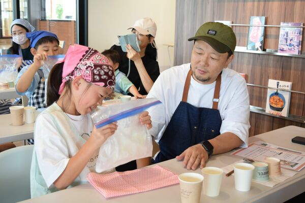 袋を振ってアイスクリームを作る参加者＝21日午前、宇都宮市インターパーク６丁目