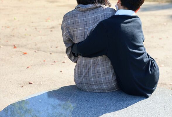 元夫のＤＶから逃れ、息子（右）と暮らす女性。「共同親権になれば希望する高校に行かせられないかもしれない」と案じる