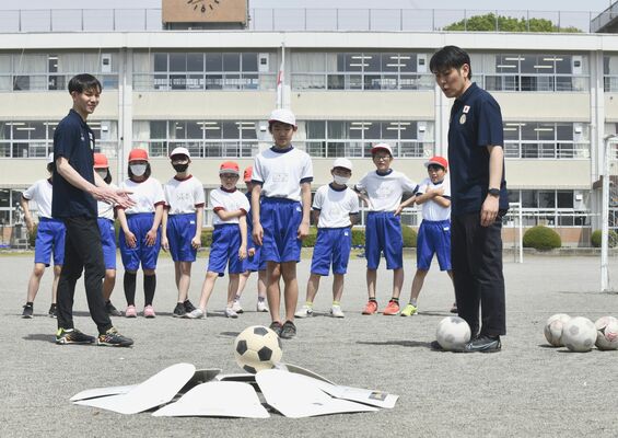 フットゴルフに挑戦する５年生