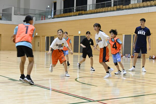 高島選手（右）とミニゲームを楽しむ子どもたち
