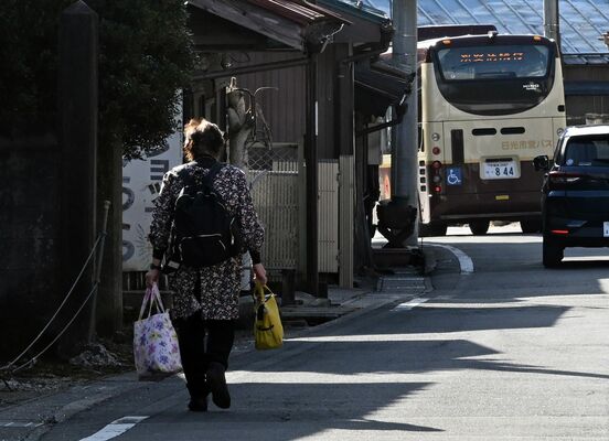 65歳以上の高齢化率が６割近い日光市足尾地域。生活の不便さや人付き合いの希薄化などの悩みを抱える高齢者も少なくない＝２０２２年12月中旬、日光市足尾町松原