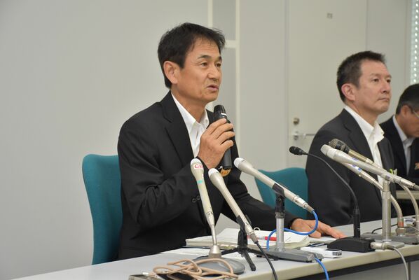 那須雪崩事故の民事訴訟判決を受けて記者会見する阿久澤教育長＝28日午後５時５分、県庁
