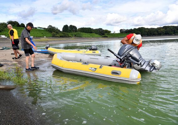 アオコが発生し、緑色に濁った競技会場＝９日午後２時30分、市貝町塩田