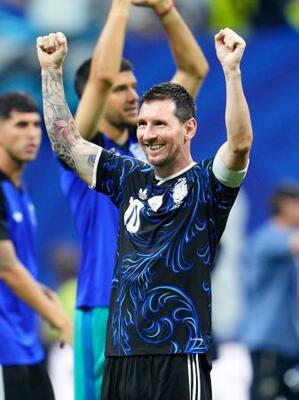 イングランドに勝利し、ガッツポーズで喜ぶアルゼンチンのメッシ=アトランタ(共同)