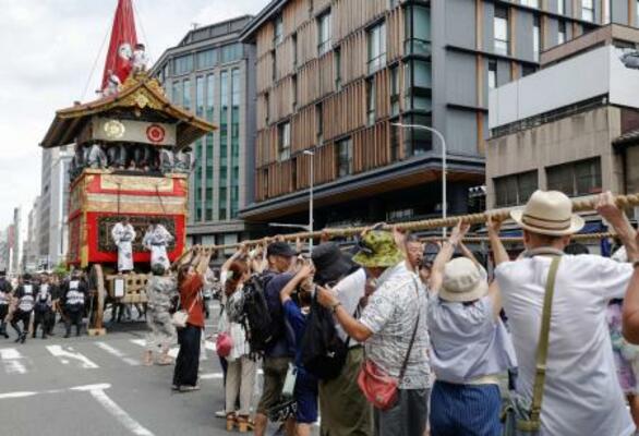 祇園祭前祭の山鉾巡行を前に行われた函谷鉾の「曳き初め」=12日午後、京都市