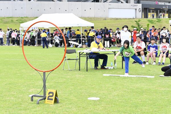 フライングディスクでゴールを狙う選手＝25日午前、県総合運動公園多目的広場
