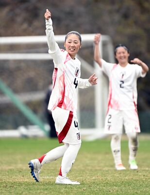 後半38分、ＤＦ増田がシュートを放った仲間にグッドサインを送る＝Ｊヴィレッジスタジアム、森田大地撮影