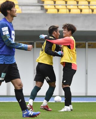 「ＪＰＦＡトライアウト」紅白戦でアシストした多田（中央）を祝福する湯澤（右）＝カンセキスタジアムとちぎ