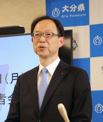 　記者会見する大分県の佐藤樹一郎知事＝５日午後、大分県庁
