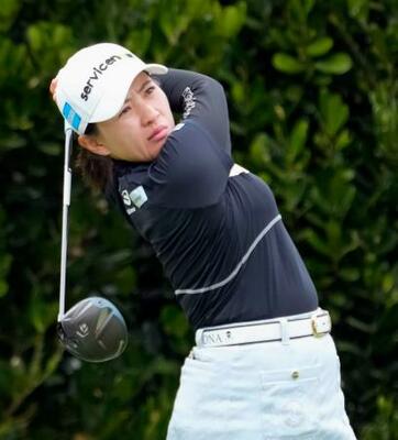　第１日、１１番でティーショットを放つ永井花奈。５アンダーで首位＝琉球ＧＣ
