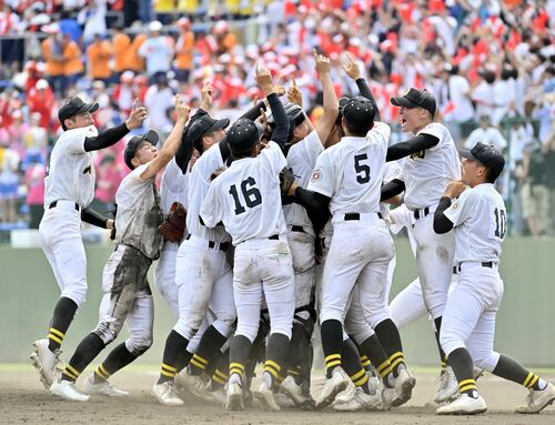 第１０６回全国高校野球選手権栃木大会決勝で国学栃木に逆転勝ちし、初優勝を飾った石橋ナイン＝７月28日