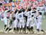 栃木大会で初優勝を果たし、マウンドで喜びを爆発させる石橋ナイン＝７月28日、宇都宮市