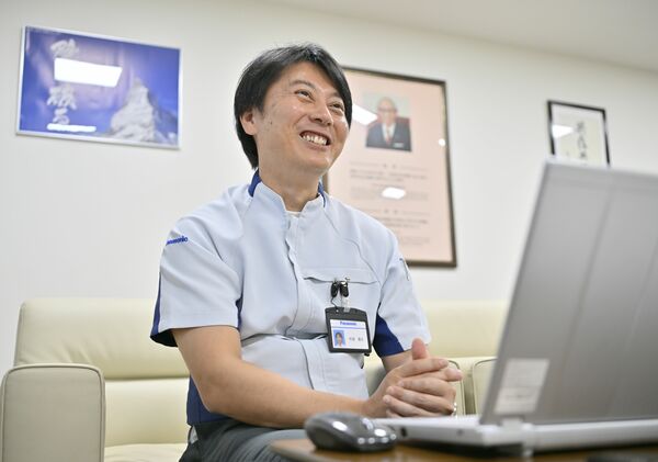 「実際に修理の様子を見てもらい再生品に対する理解を得たい」と話す竹田さん=16日午前、宇都宮市平出工業団地