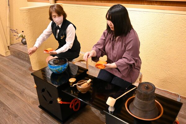 松尾さんの指導を受けながら茶道を体験する記者
