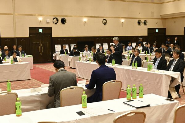 県内で初開催された全国川サミットであいさつする浅野市長（中央）＝29日午後２時15分、小山市神鳥谷