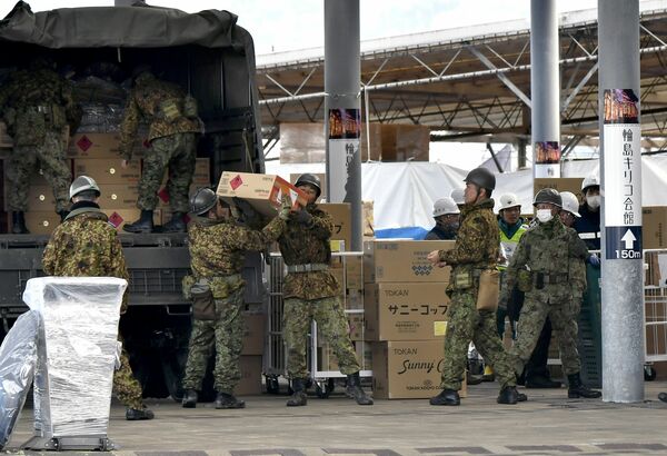 輪島港近くの観光施設では、自衛隊員が機敏に支援物資を運んでいた＝14日午前10時45分、石川県輪島市