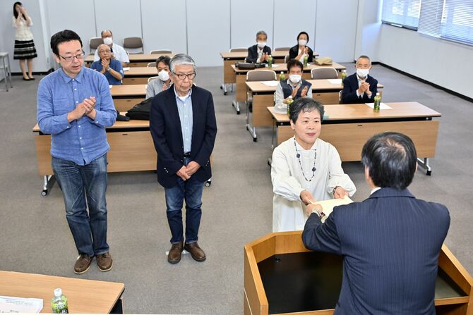 総会で行われた紙上写真コンテスト年間賞の表彰式＝18日午後、下野新聞社本社