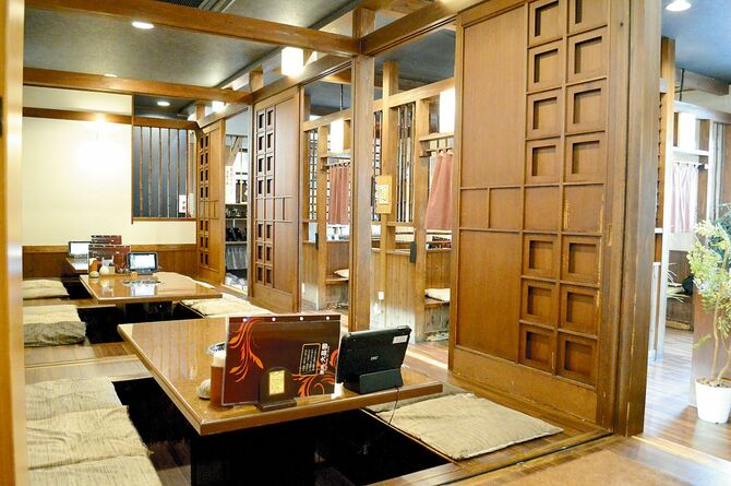落ち着いた店内は個室風、座敷、カウンター席があります