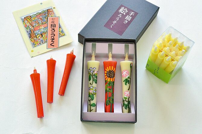 手作りのぬくもりを感じる「七尾和ろうそく」。右から「菜の花ろうそく」（豆16本入り605円）、「手描き絵ろうそく」（２号３本入り1320円）