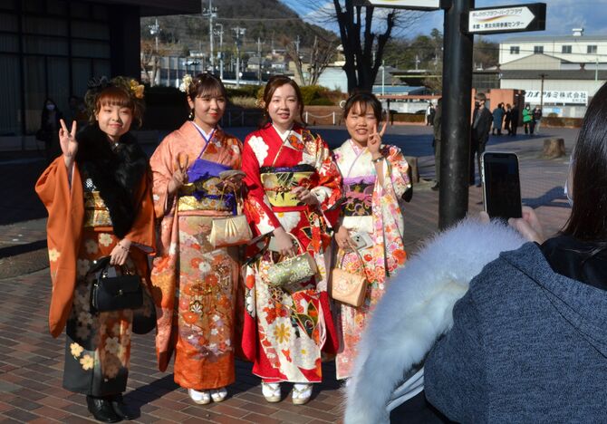 記念撮影する出席者ら