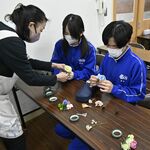 思い出振り返りながら...　馬頭中３年生が卒業式用コサージュ作り　保護者分も思い込めて