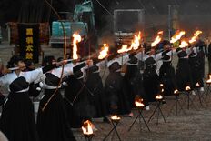 中学生、火矢放ち...燃え上がる炎に無病息災願う　大田原で「どんと祭」