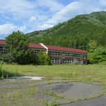 解体前、最後に写真撮影を　２～４日、那須烏山の旧境小校庭を開放