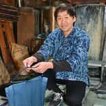 【つなぐ匠たち】黒羽藍染　色合い追求、経験が頼り