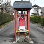 道路の真ん中で“とおせんぼ”するお地蔵様　移動させない理由とは…　地域…