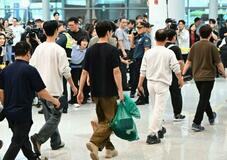 韓国労働者ら３３０人帰国