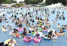 一万人プールが先行オープン