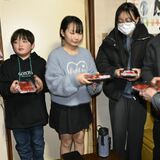 矢板の子ども食堂にイチゴを寄贈　保護司会矢板支部
