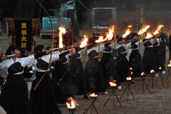 中学生、火矢放ち...燃え上がる炎に無病息災願う　大田原で「どんと祭」