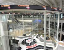 東証、一時９００円超安