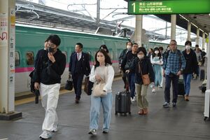 旅行や帰省から家路に就く人らが降り立った駅のホーム＝７日午後２時５分、ＪＲ宇都宮駅