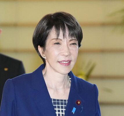 首相官邸に入る高市首相＝９日