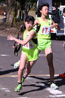 女子姿川の４区井上（右）が５区船山にたすきをつなぐ＝那須野が原公園特設周回コース