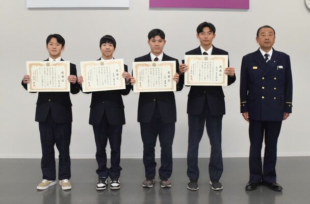 感謝状を受け取った（左から）山口さん、真島さん、小松さん、渡辺さん。右は佐藤署長

