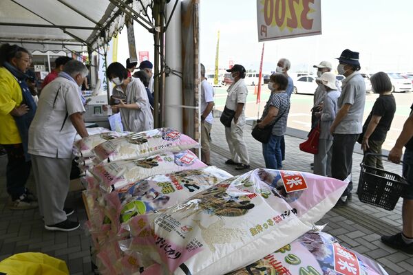 「生井っ子」を買い求めて列をつくる人々