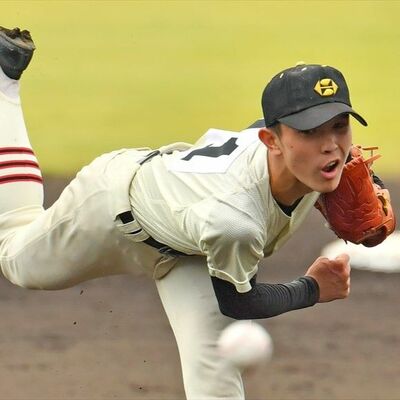 今大会初先発で４回を１失点と好投した作新の小池＝県営
