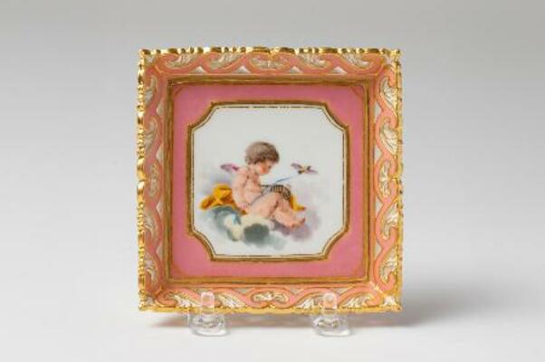 　ポンパドゥールピンクのトレー「淡紅地色絵金彩天使図四方皿」（１７５９年、Ｍａｓａ’ｓ　Ｃｏｌｌｅｃｔｉｏｎ）（提供写真）