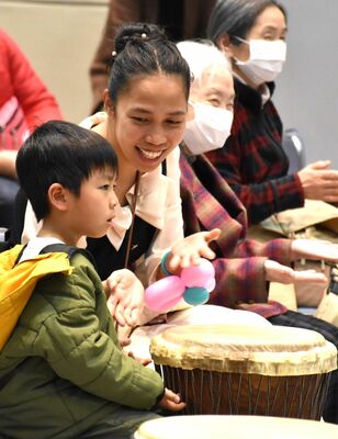 息子（左端）と一緒に音楽の演奏を楽しむ村山さん（左から２人目）＝２月中旬、宇都宮市中今泉３丁目